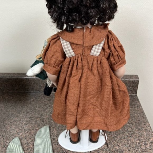 Porcelain doll holding a baby doll - Picture 6 of 11